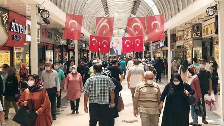 Kayseride alışveriş yoğunluğunda sosyal mesafe unutuldu