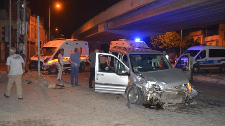 Ambulans ile hafif ticari araç çarpıştı: 1 yaralı