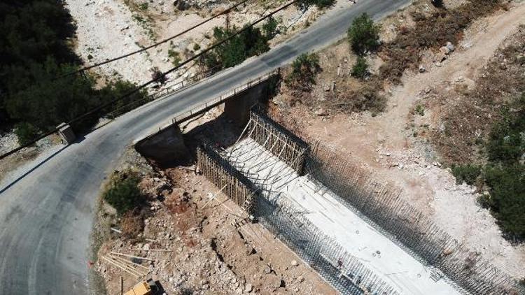 Mersin Büyükşehir, 50 yıldır beklenen köprüyü yapıyor