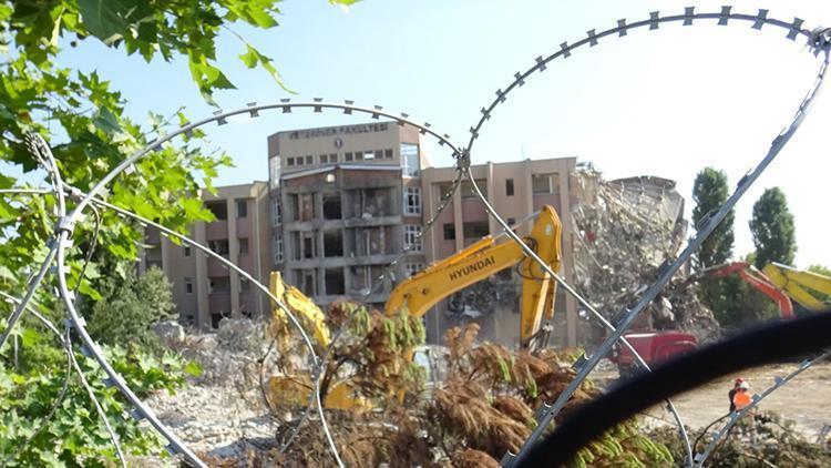 Silivri depreminden etkilenen İÜC Veteriner Fakültesinin yıkımına başlandı
