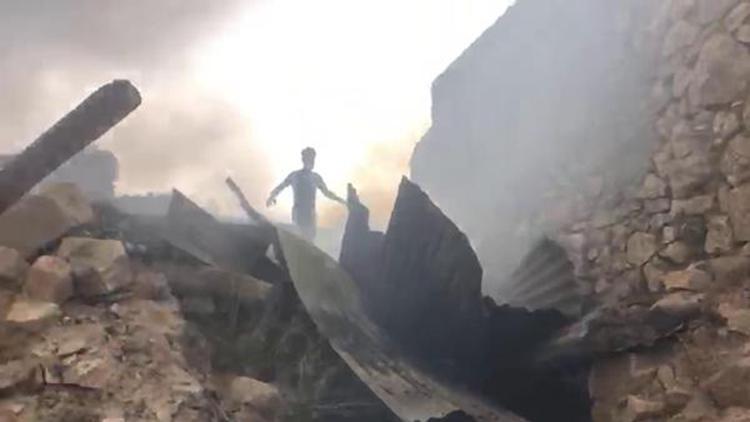 Erzincanda köyde yangın: 4 ev, 3 ahır yandı