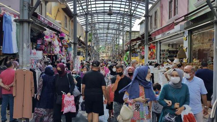 Bursada maskesiz ve mesafesiz bayram alışverişi