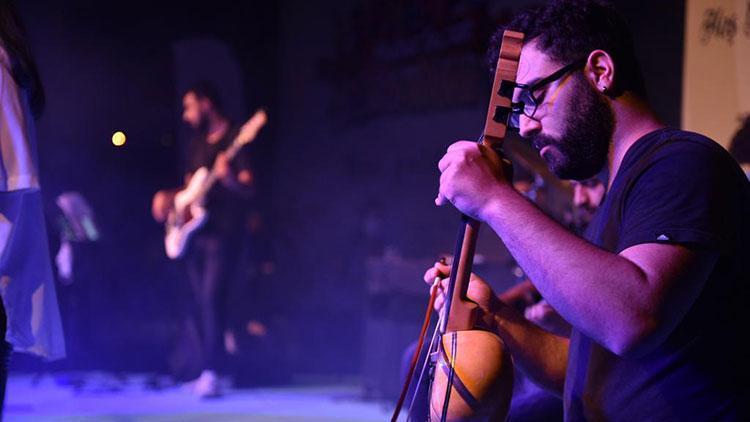 Tuzla’da gençlerden sosyal mesafeli konser
