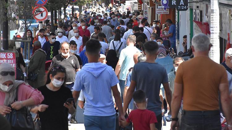 Sivasta bayram alışverişinde sosyal mesafe unutuldu