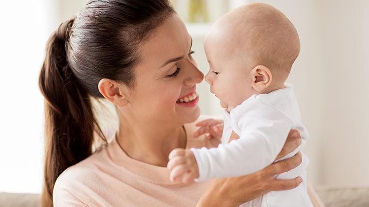 Bebek sahibi olanlar bel ve sırt ağrılarından korunmak için nelere dikkat etmeli