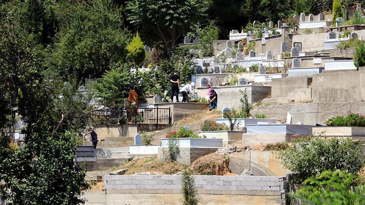 Zonguldakta, toplu ziyaretlerin yasaklandığı mezarlıklarda sakinlik hakim