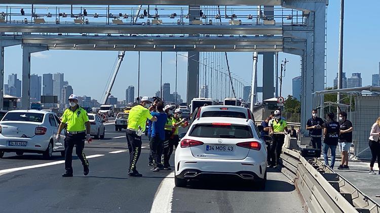 15 Temmuz Şehitler Köprüsünde trafik polislerinden hediyeli bilgilendirme