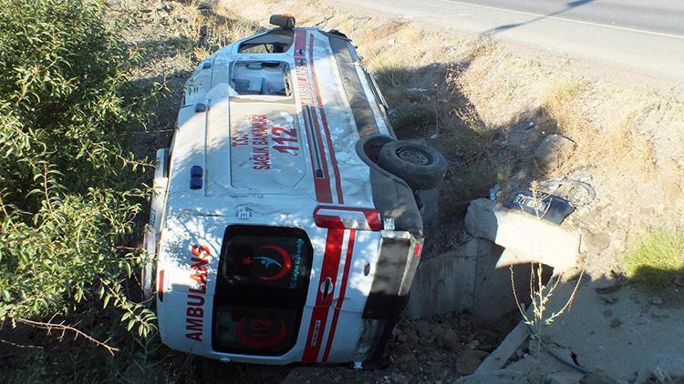 Yozgat’ta ambulans takla attı: 3 yaralı