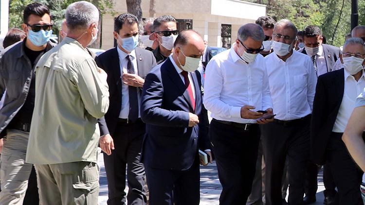Milli Savunma Bakanı Akar, Kayseride anne ve babasının kabrini ziyaret etti