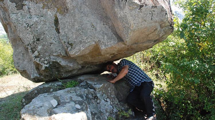 Dik duran kaya şaşırtıyor