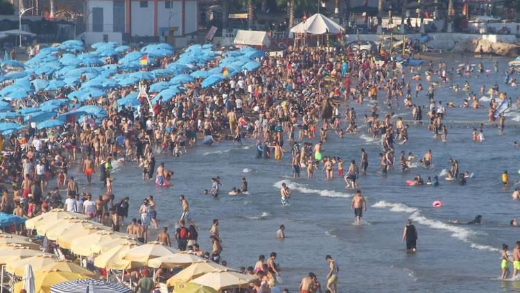 Kızkalesinde korkutan görüntü... Şezlonglarda sabahladılar, sosyal mesafe unutuldu