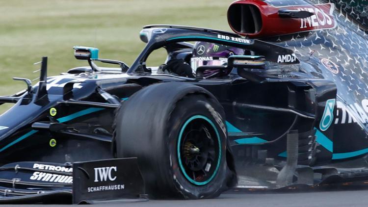 Formula 1de inanılmaz yarış Hamilton patlak lastikle yarışı kazandı
