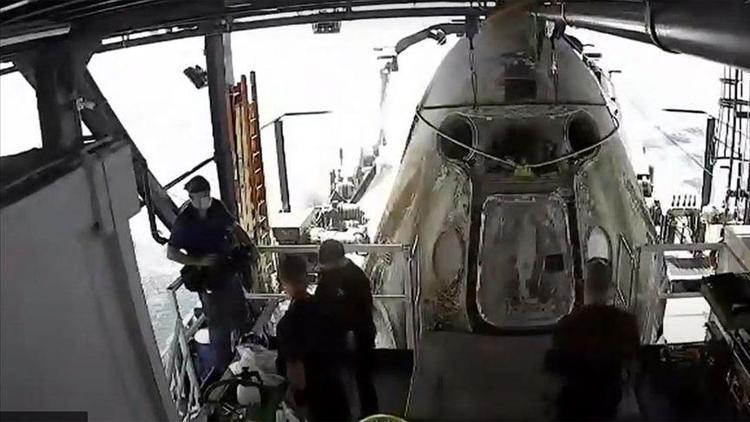 Astronotları taşıyan SpaceXin uzay kapsülü Dünyaya döndü