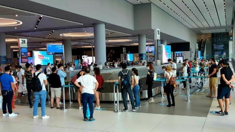 İstanbul Havalimanında bayram tatili dönüş yoğunluğu