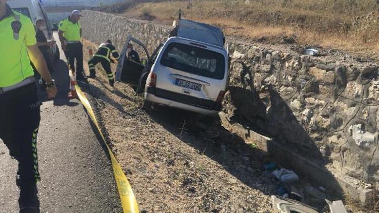 İstinat duvarına çarptı...Sürücü yaralandı, eşi öldü