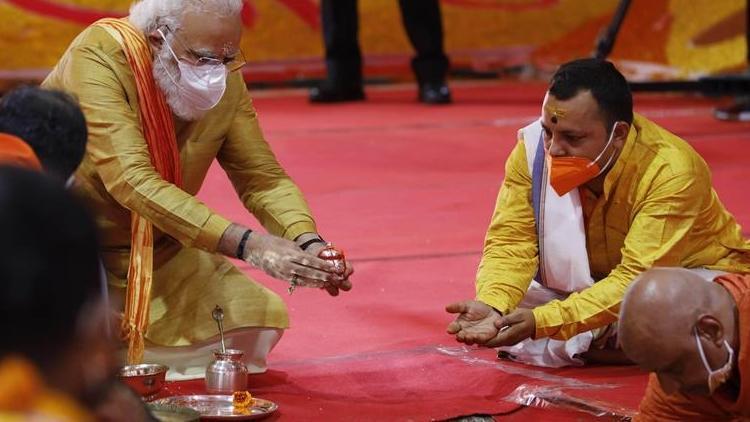 Hindistan Başbakanı tartışmalı tapınağın temel atma törenine katıldı