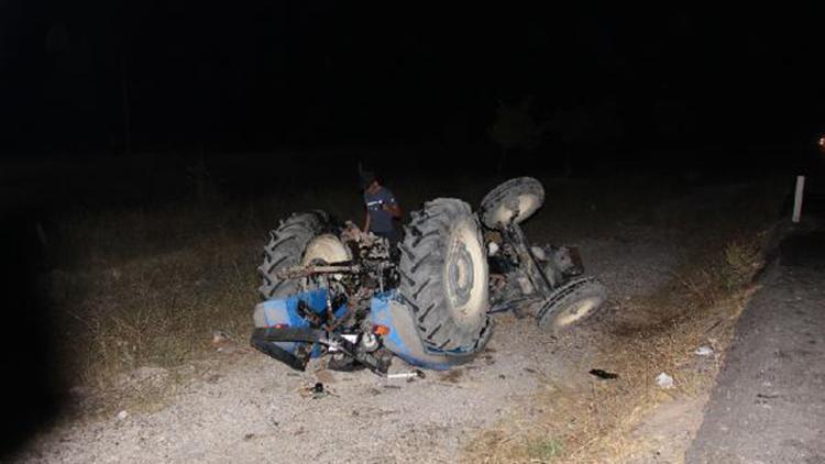 Burdurda otomobille traktör çarpıştı: 4 yaralı