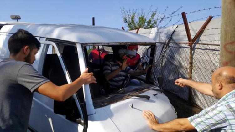 Freni boşalan minibüs elektrik direğine çarptı: 2 yaralı