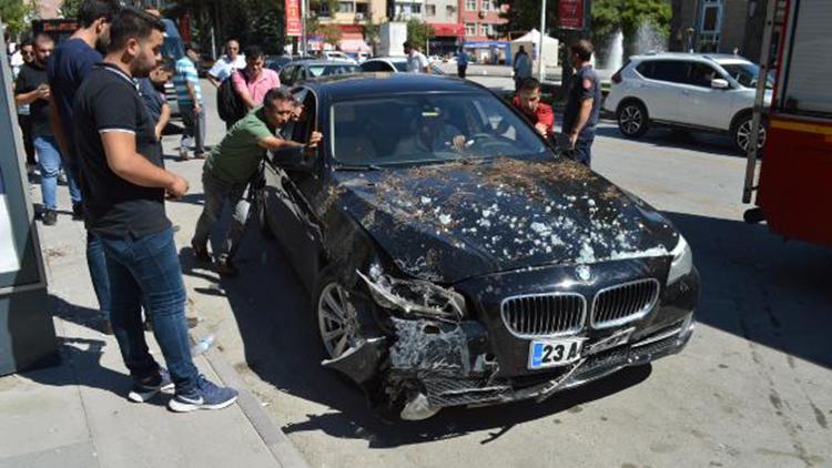 Elazığda otomobil otobüs durağına daldı