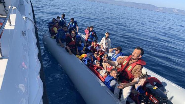 Yunanistanın ölüme terk ettiği 46 kaçak göçmen kurtarıldı