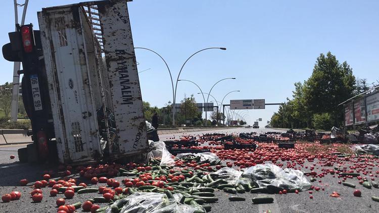 Ankarada sebze yüklü kamyonet devrildi