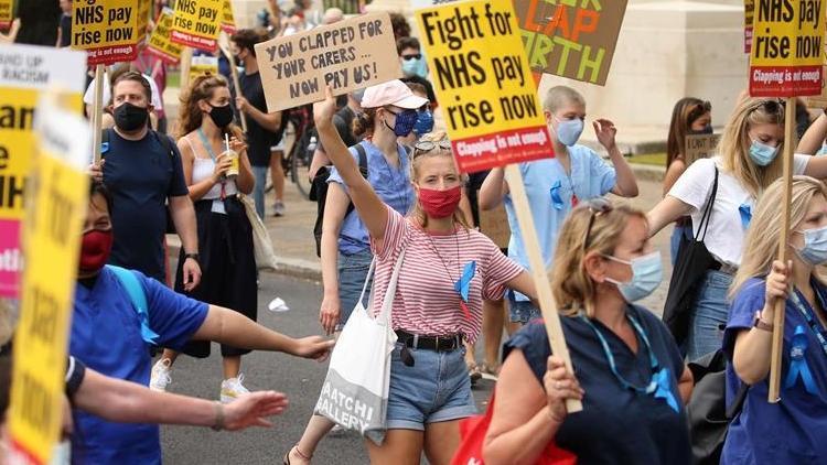 Londrada hemşireler ve sağlık çalışanlarından protesto eylemi