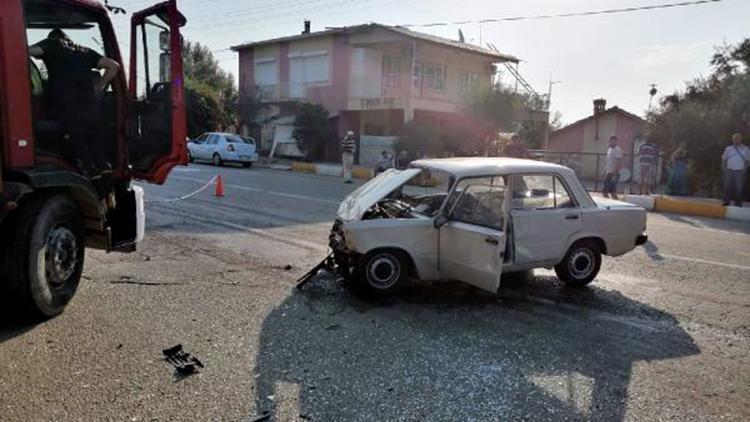 Antalyada midibüs ile otomobil çarpıştı: 1 ölü, 1 yaralı