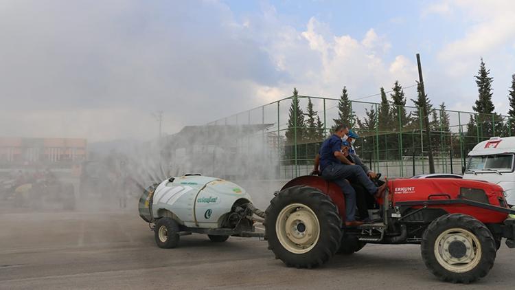 Kozanda köylüler traktörlerle ilçeyi dezenfekte etti