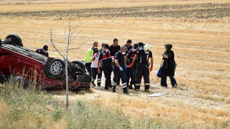 Konyada şarampole devrilen otomobildeki 4 kişilik aile yaralandı