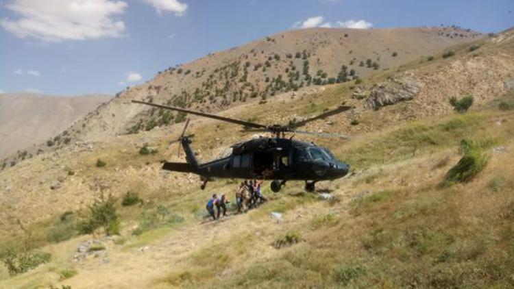 Dağda yaralanıp mahsur kalan baba ile oğlu askeri helikopterle kurtarıldı