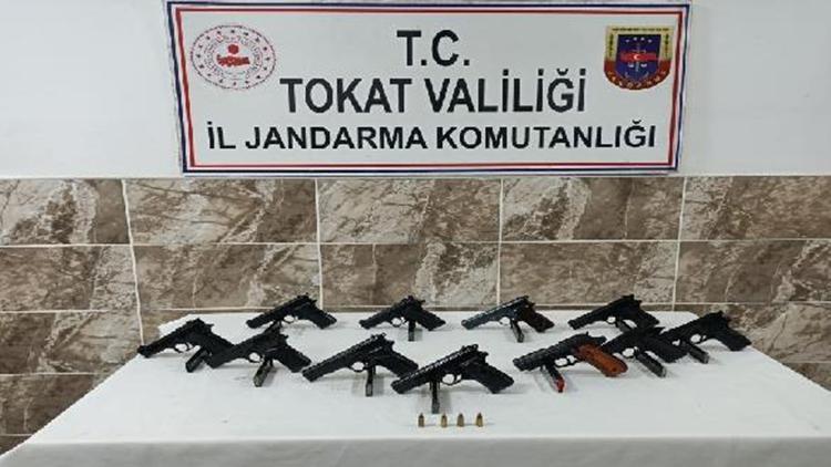 Tokatta otomobilin yakıt tankında 11 tabanca ele geçirildi