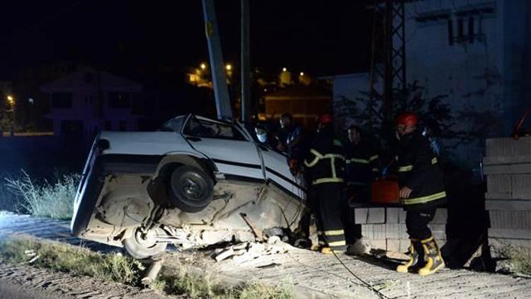 Tokatta ikiye bölünen otomobilin sürücüsü öldü