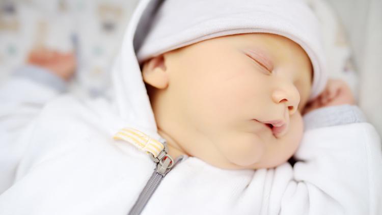 Yenidoğan bebeklerde sarılık neden olur ve belirtileri nelerdir?