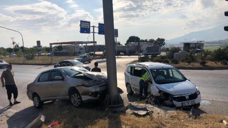 Bursada çarpışan araçlar refüje çıktı: 3 yaralı