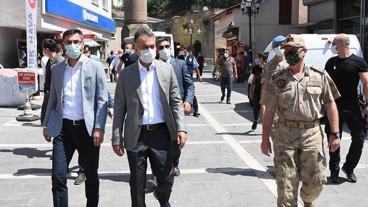 Bitlis Valisi Çağatay, maske denetimine katıldı