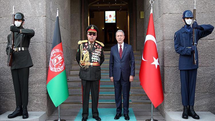 Bakan Akar, Afganistan eski Cumhurbaşkanı Birinci Yardımcısı Mareşal Dostumla görüştü