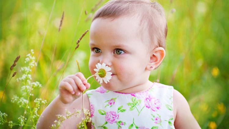 Bebeklere parlak renkli ve çiçekli kıyafetler giydirmeyin