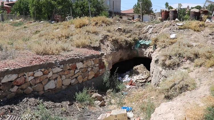 Kırşehirde belediye işçileri kazı yaparken mağara buldu