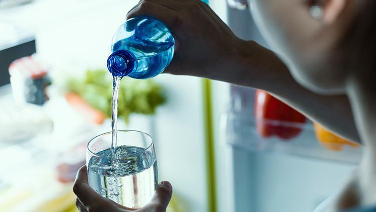 Migreni bol su içerek kontrol altına alabilirsiniz