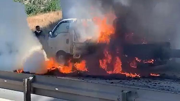 Hareket halindeyken yangın çıkan kamyonet, kullanılmaz hale geldi