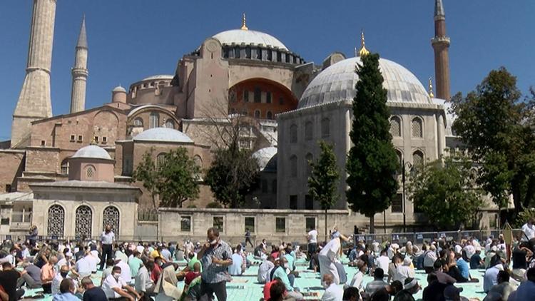 Ayasofya Camiinde cuma namazı