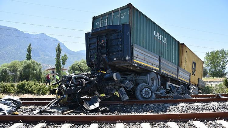 Lastiği patlayan TIR demir yoluna girdi