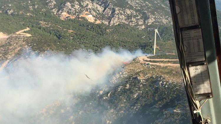 İzmirde otluk alanda çıkan yangına müdahale ediliyor