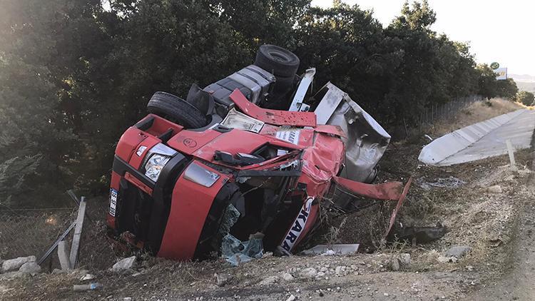 Devrilen tankerin sürücüsü yaralandı, 20 ton süt yol kenarına aktı