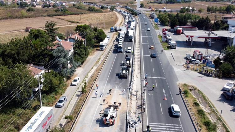 Tekirdağda devrilen TIRdaki buğday yola saçıldı... İstanbul yolu trafiğe kapandı