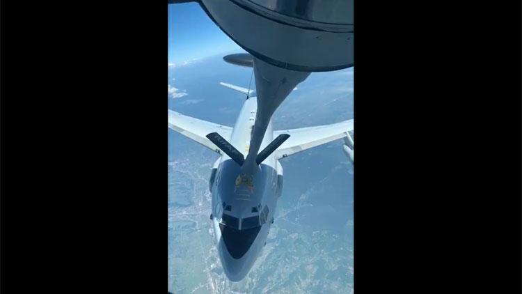 Hava Kuvvetleri’ne ait tanker uçaktan NATO uçağına yakıt ikmali
