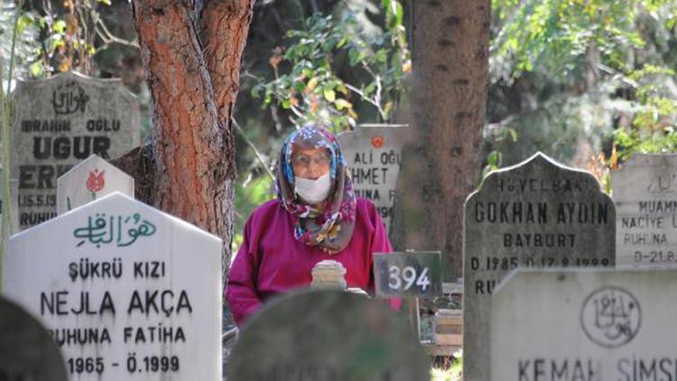 17 Ağustos depreminde yakınlarını kaybedenlerin acıları tazelendi