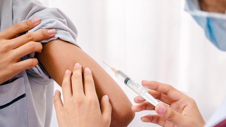 Uzmanlar pandemi sürecinde grip aşısını yaptırmayı tavsiye ediyor