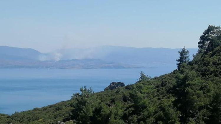 Midilli Adasından yükselen dumanlar, Assos sahilinden görüldü