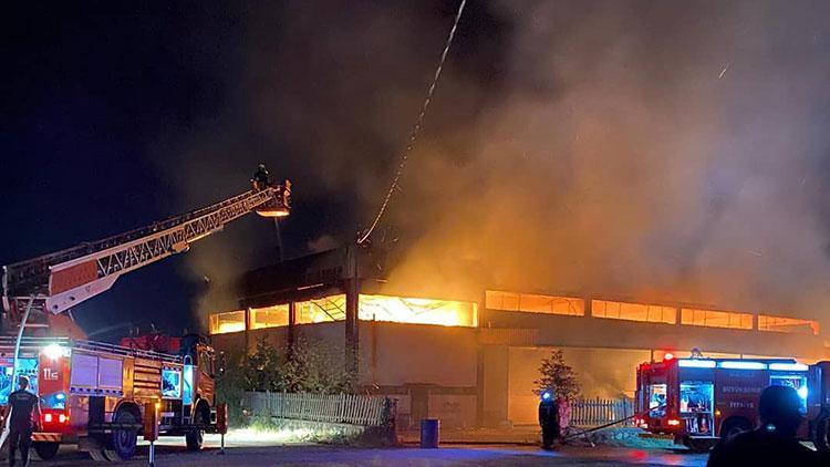 Son dakika haberi: Manisada korkutan fabrika yangını